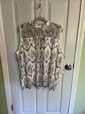 White and Black Lace-Pattern Sleeveless Camisole